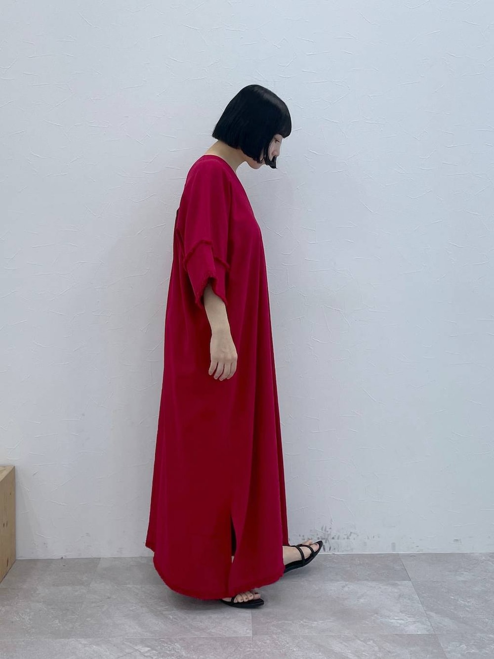 レッド系のワンピースを着用したレディースの夏コーディネートの2枚目の写真