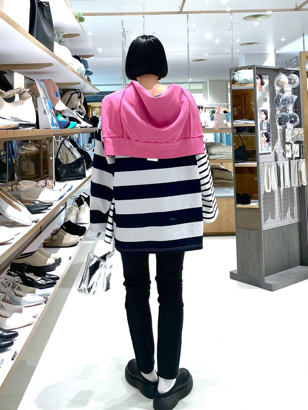 シルバー系のハンドバッグ、ブラック系のその他パンツ、ピンク系のTシャツ/カットソーを着用したレディースの冬コーディネートの4枚目の写真