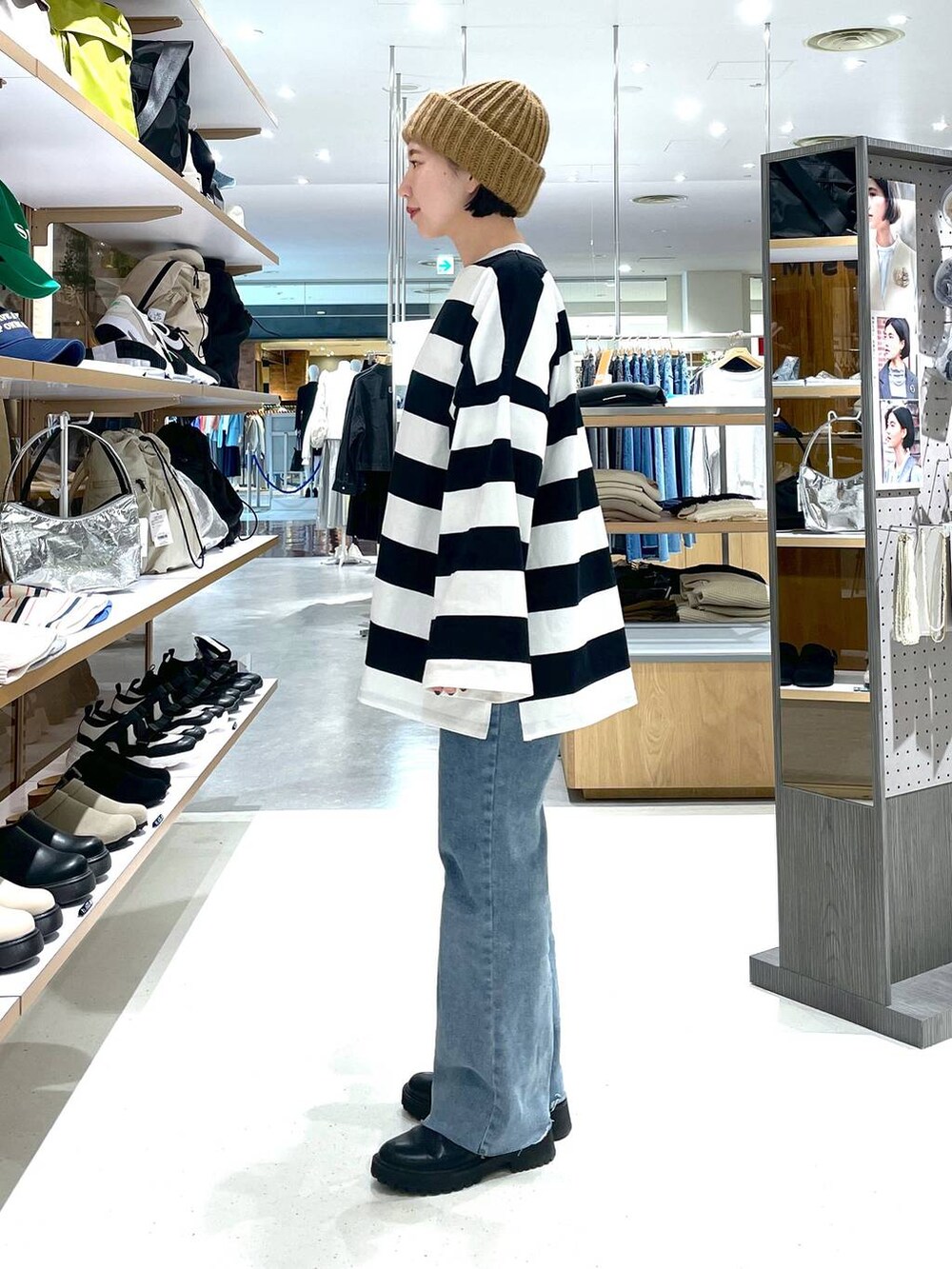 ブラック系のTシャツ/カットソー、ブルー系のデニムパンツを着用したレディースの冬コーディネートの3枚目の写真