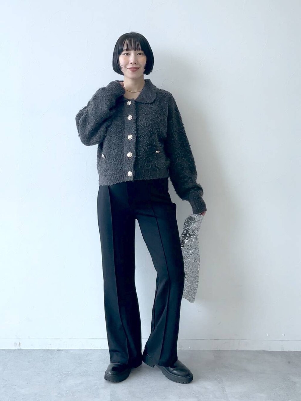 グレー系のカーディガン/ボレロ、ブラック系のマタニティウェア/グッズを着用したレディースの秋コーディネートの2枚目の写真