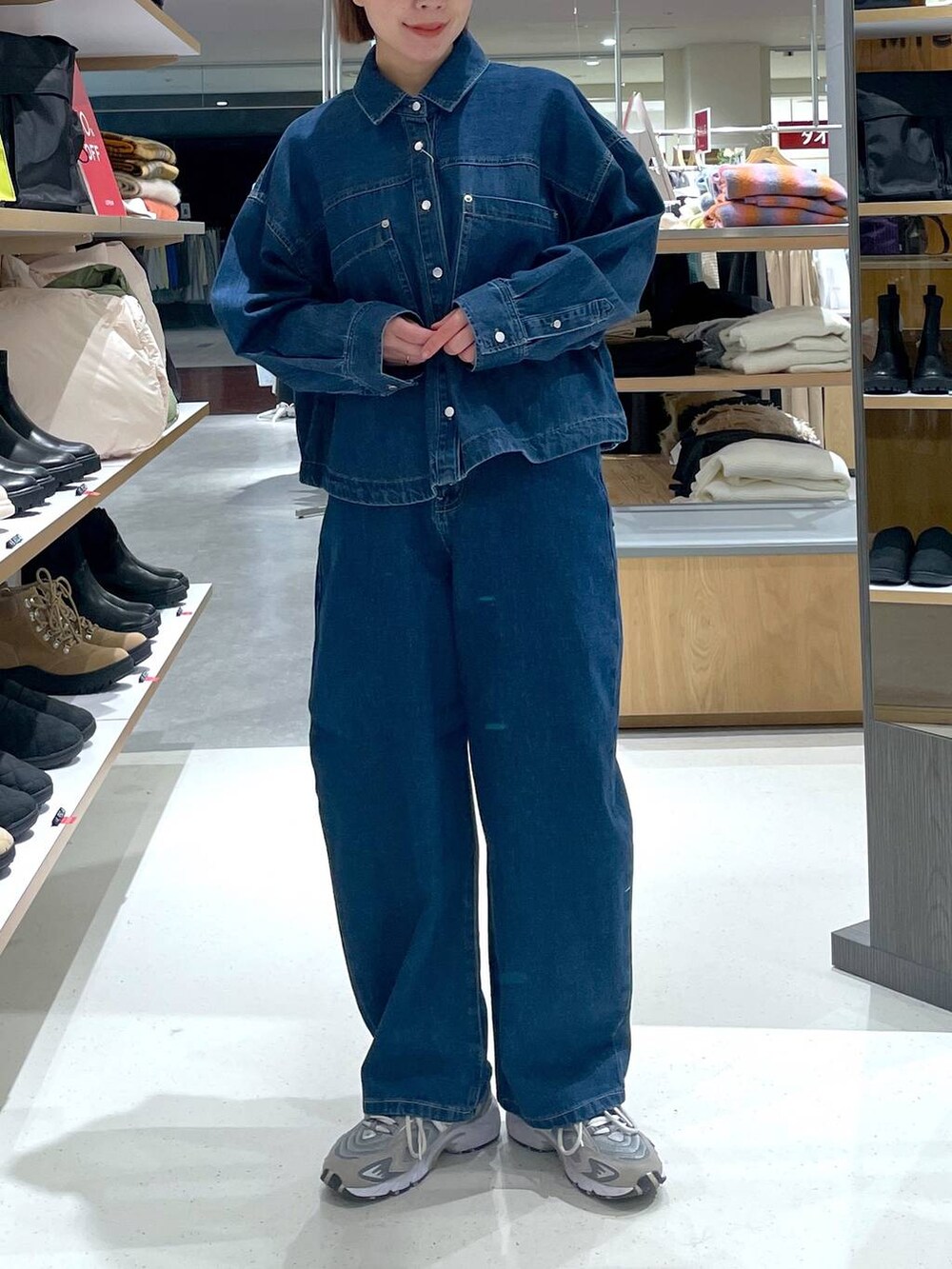 ブルー系のシャツ/ブラウス、ブルー系のデニムパンツを着用したレディースの冬コーディネートの2枚目の写真