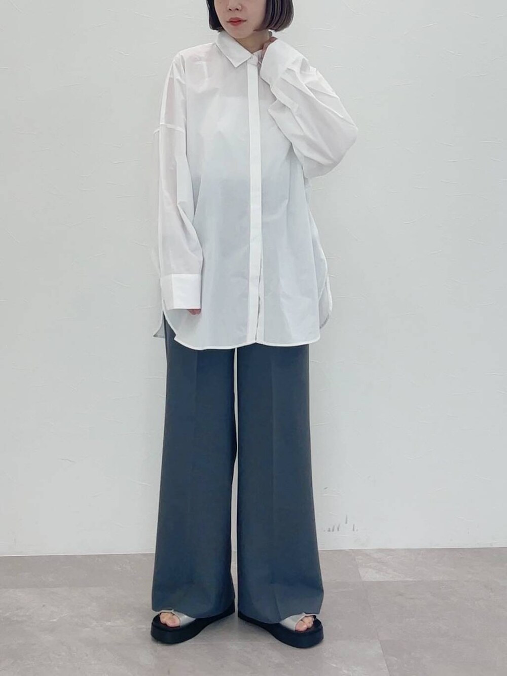 グレー系のその他パンツ、ホワイト系のシャツ/ブラウスを着用したレディースの冬コーディネートの2枚目の写真