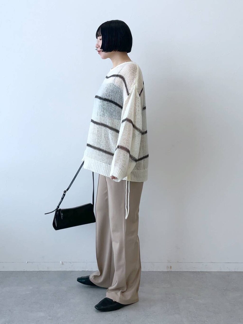 ホワイト系のニット/セーター、ベージュ系のマタニティウェア/グッズを着用したレディースの秋コーディネートの4枚目の写真