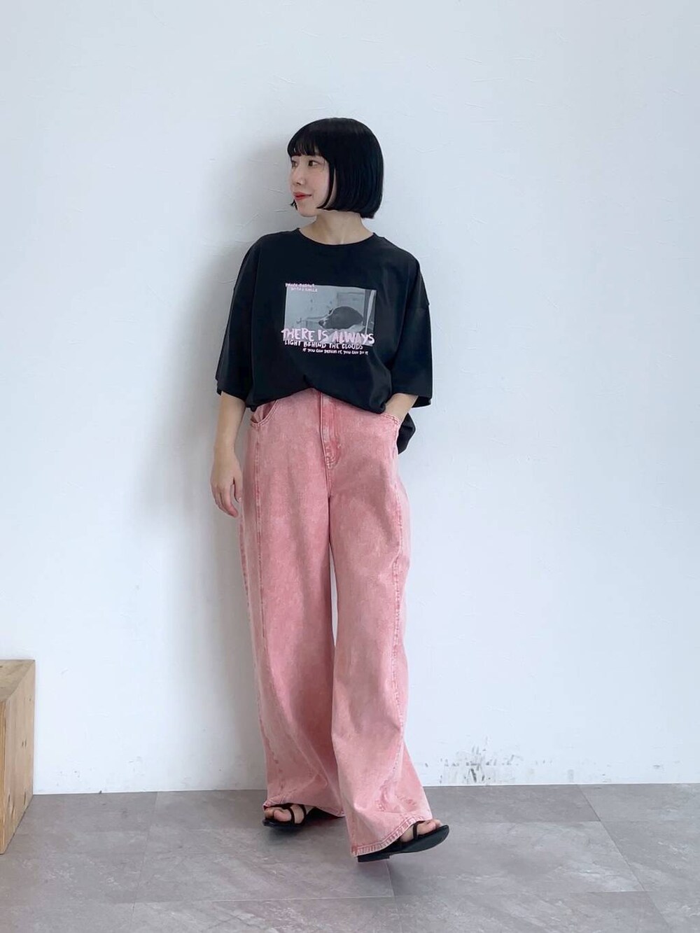 グレー系のTシャツ/カットソー、ピンク系のデニムパンツを着用したレディースの夏コーディネートの2枚目の写真