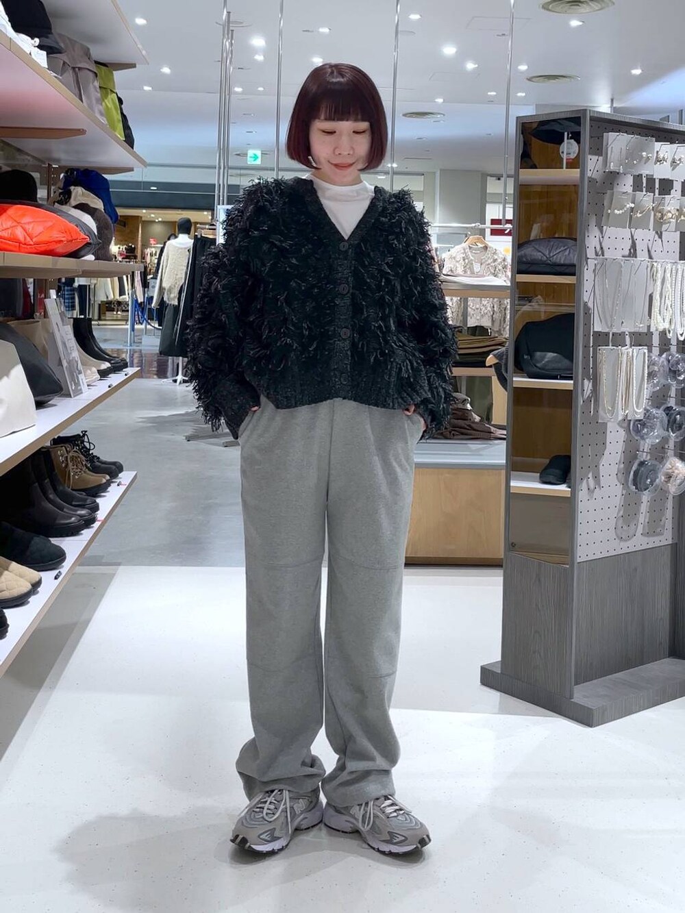 グレー系のその他パンツ、ブラック系のカーディガン/ボレロを着用したレディースの冬コーディネートの5枚目の写真