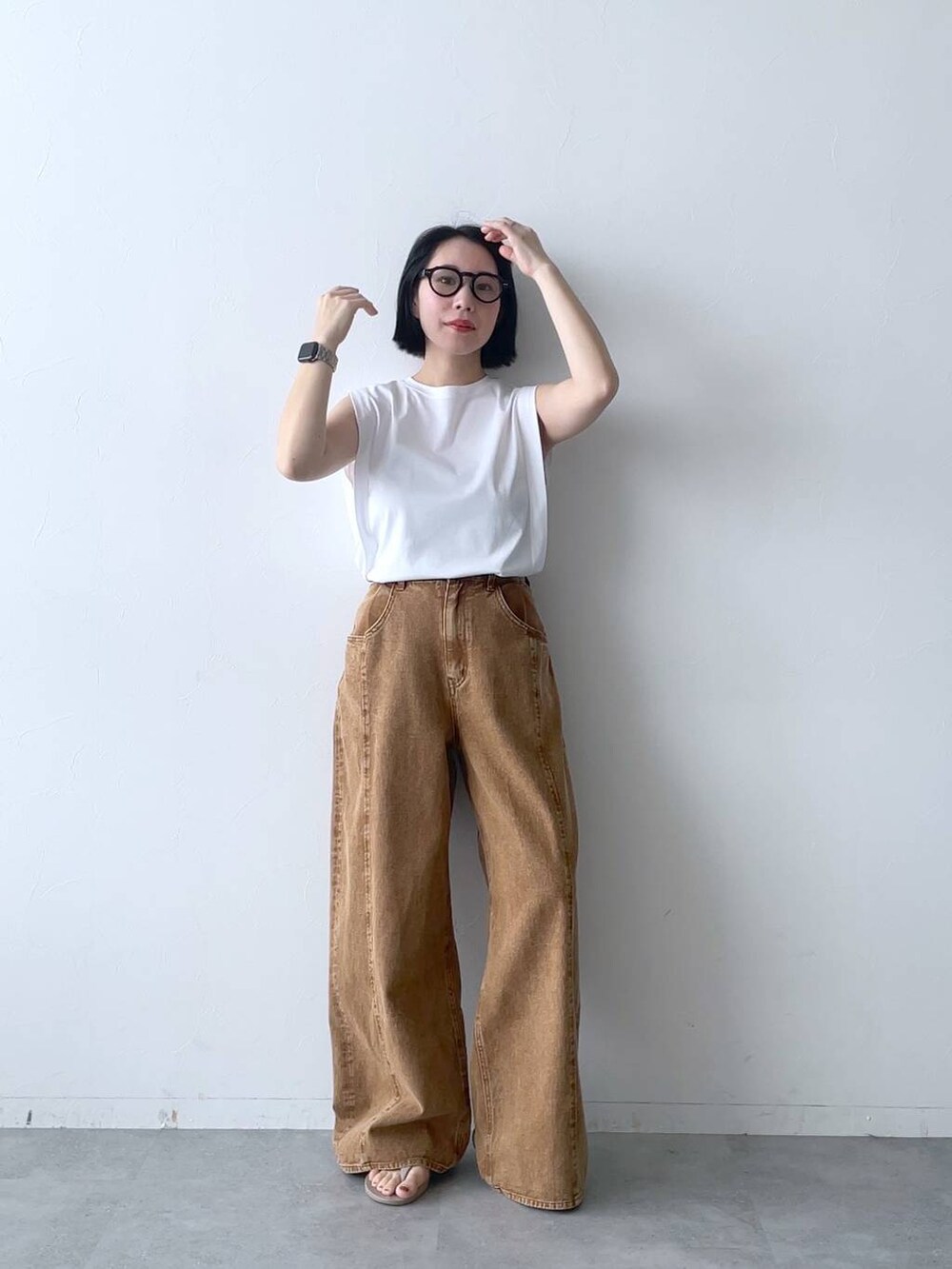 ブラウン系のデニムパンツを着用したレディースの夏コーディネートの3枚目の写真