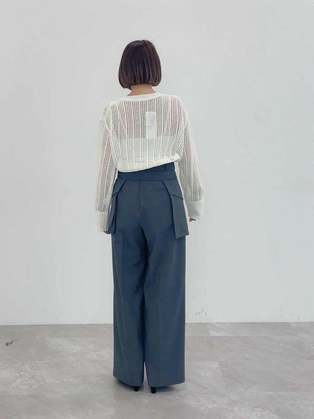 グレー系のその他パンツ、ホワイト系のカーディガン/ボレロを着用したレディースの冬コーディネートの4枚目の写真