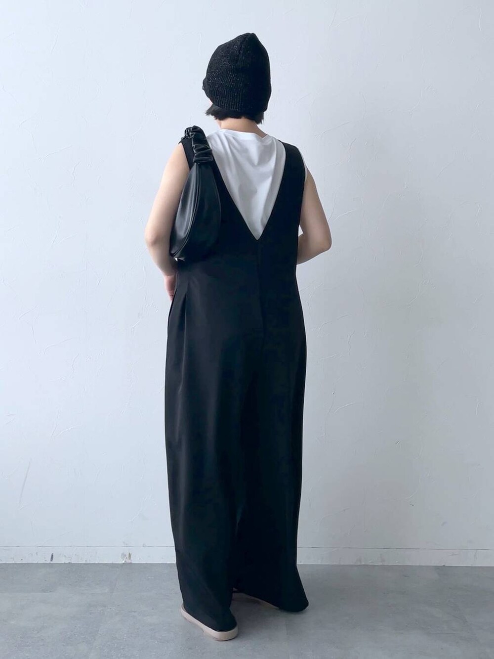 ブラック系のショルダーバッグ、ブラック系のサロペット/オーバーオールを着用したレディースの夏コーディネートの4枚目の写真