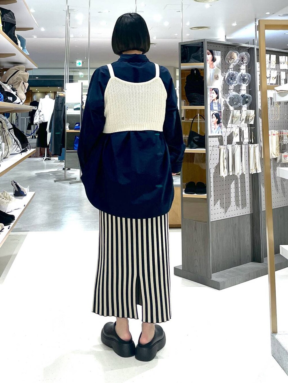 ホワイト系のスカート、ブラック系のその他シューズを着用したレディースの冬コーディネートの3枚目の写真