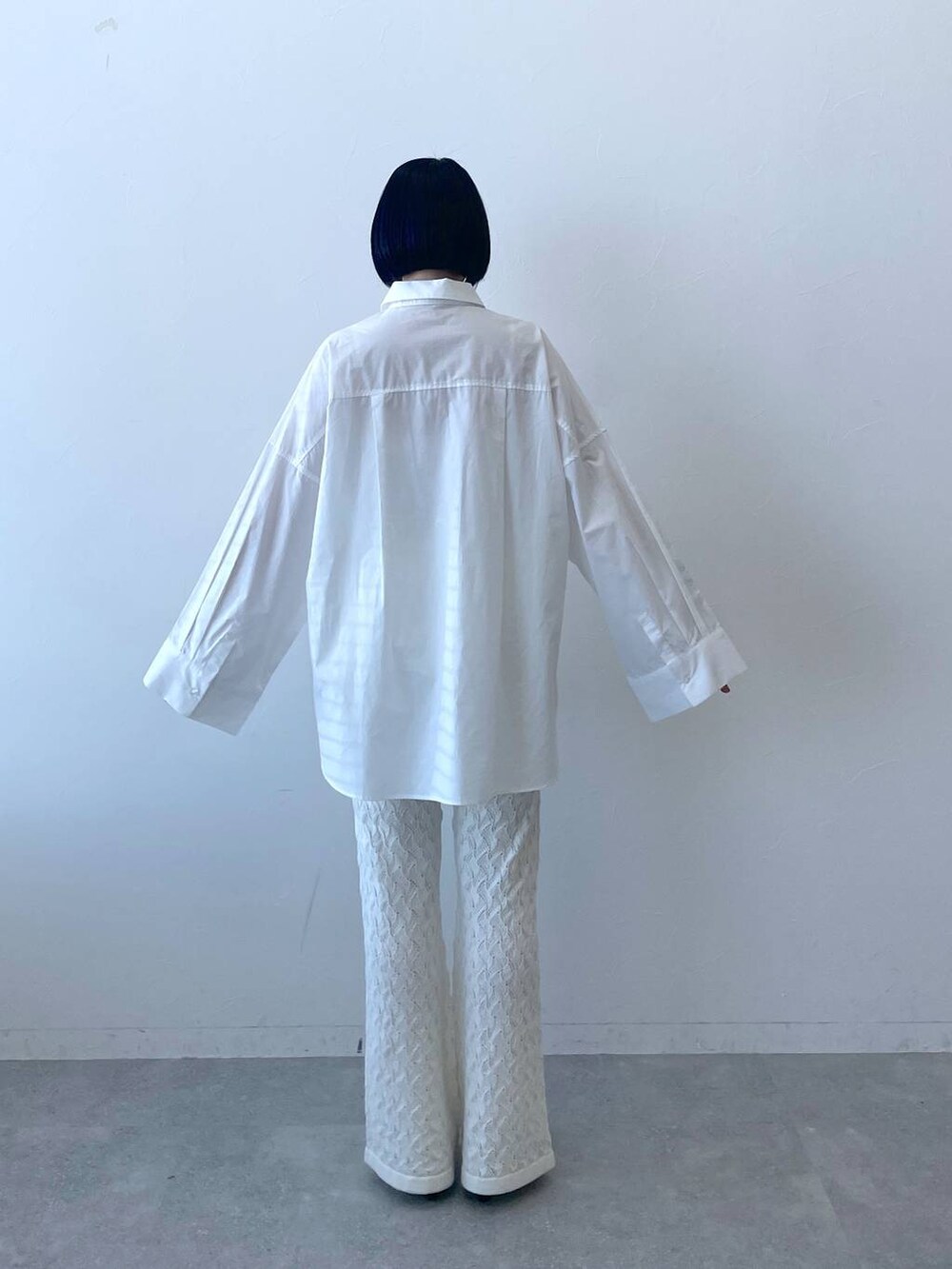 ホワイト系のシャツ/ブラウス、ホワイト系のその他パンツを着用したレディースの春コーディネートの4枚目の写真