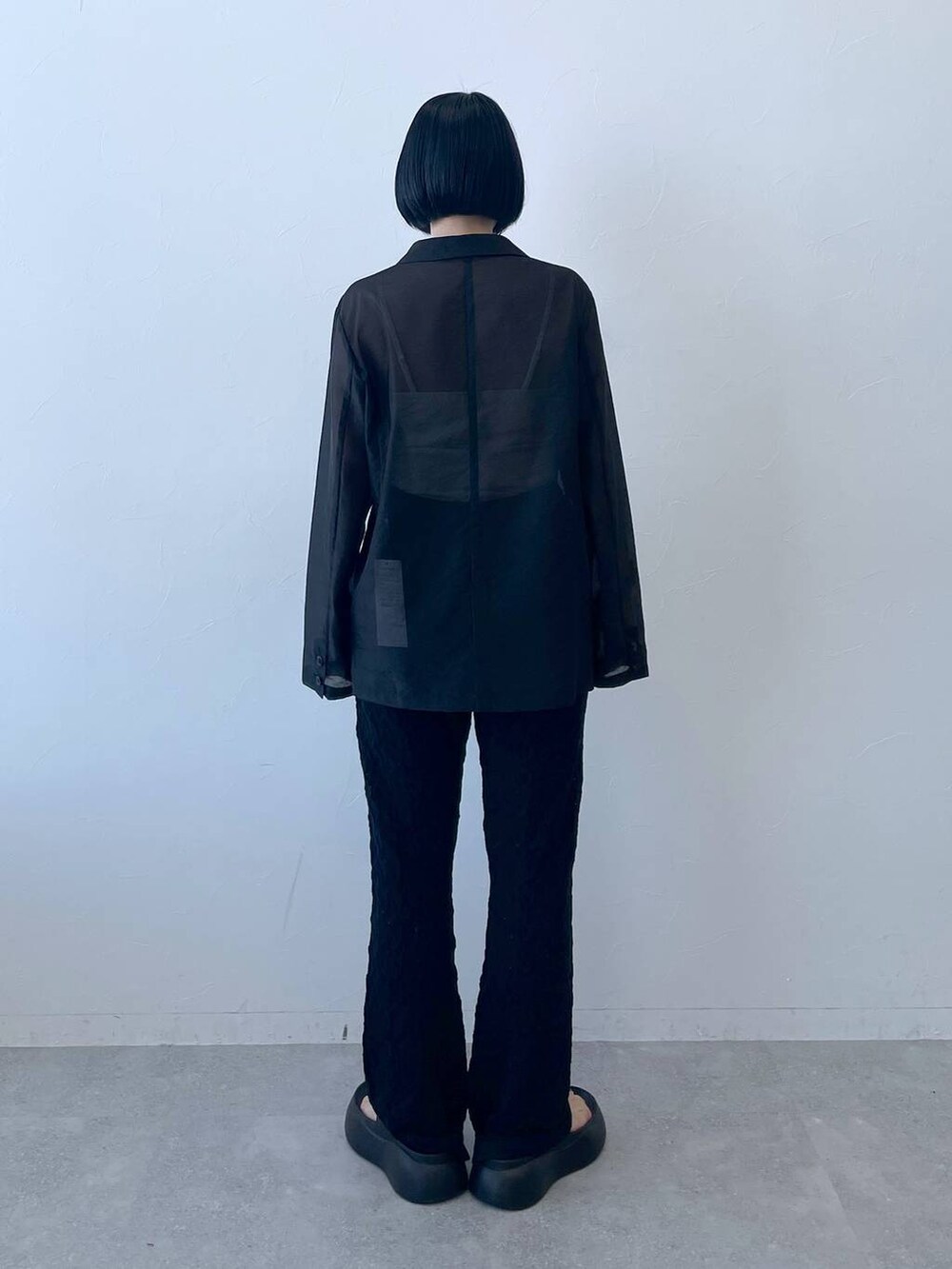 ブラック系のテーラードジャケット、ブラック系のその他パンツを着用したレディースの春コーディネートの5枚目の写真