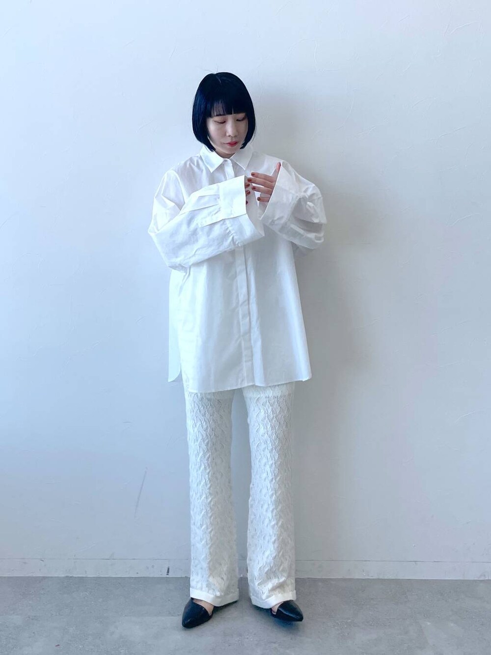 ホワイト系のシャツ/ブラウス、ホワイト系のその他パンツを着用したレディースの春コーディネートの2枚目の写真