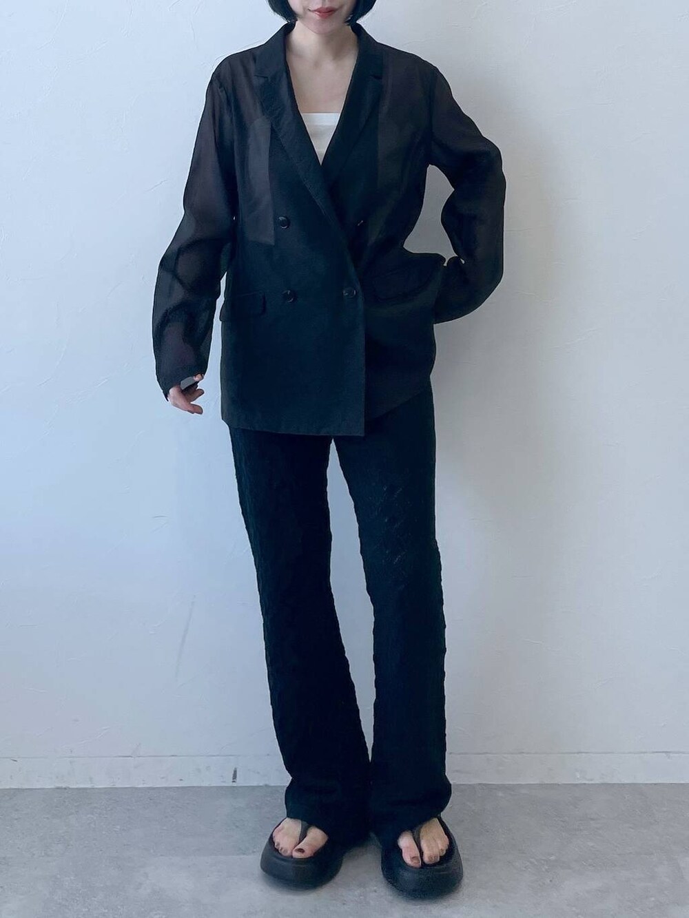 ブラック系のテーラードジャケット、ブラック系のその他パンツを着用したレディースの春コーディネートの3枚目の写真