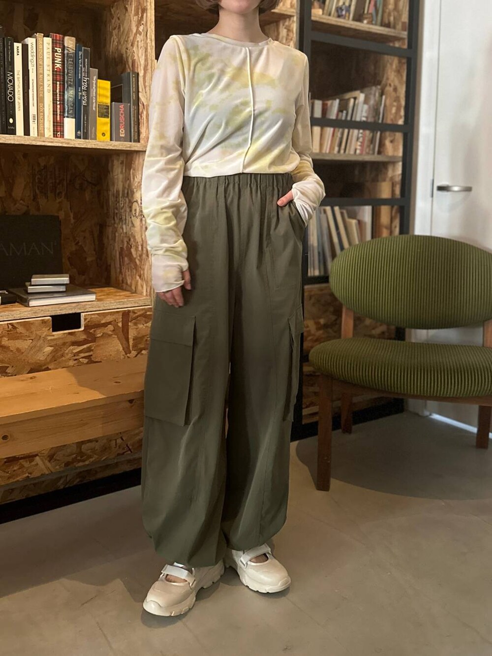 ホワイト系のカーゴパンツ、グリーン系のTシャツ/カットソーを着用したレディースの冬コーディネートの2枚目の写真