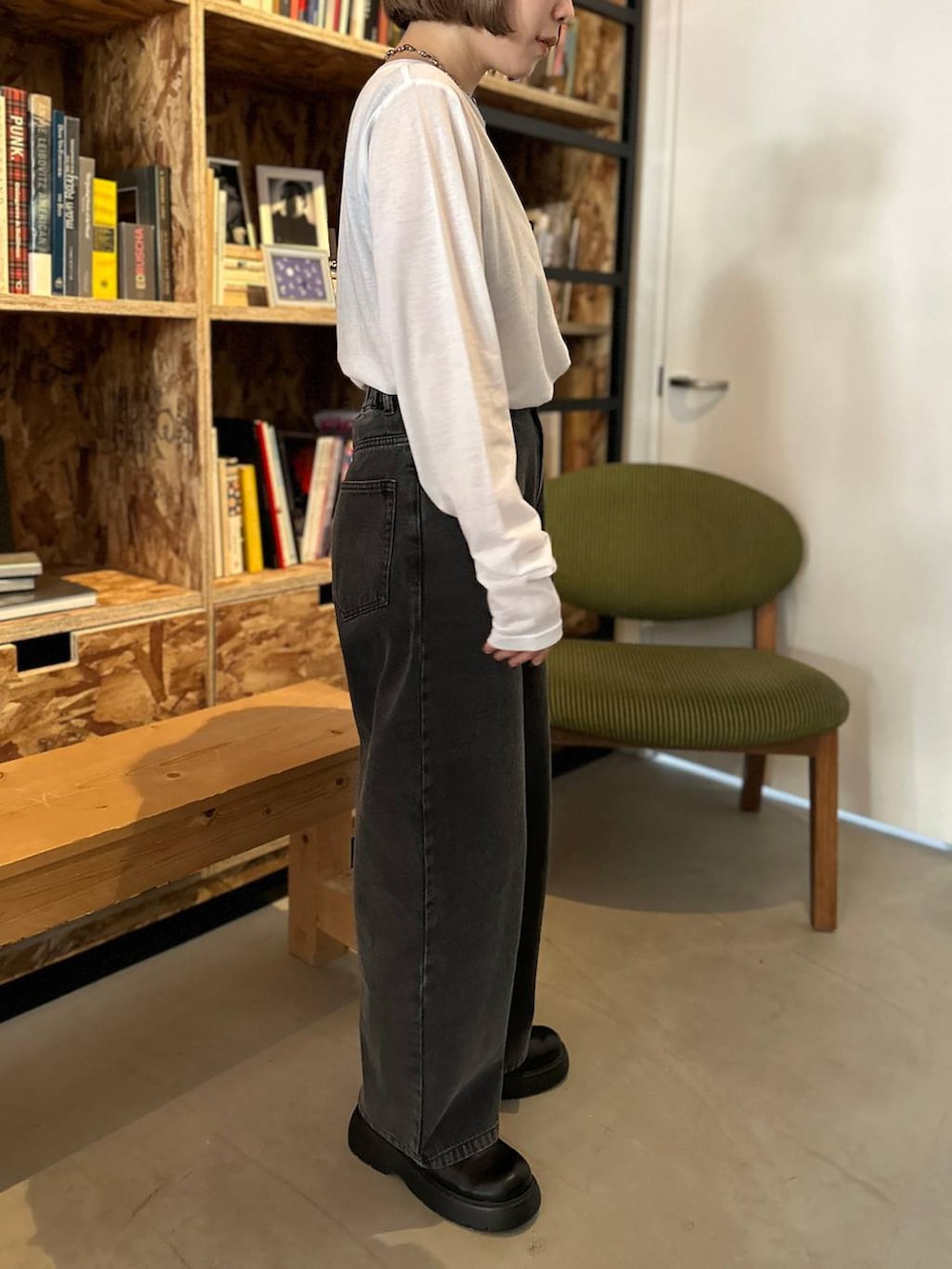 ブラック系のデニムパンツ、ホワイト系のTシャツ/カットソーを着用したレディースの冬コーディネートの3枚目の写真