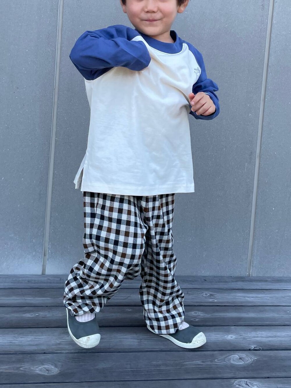 ブルー系のTシャツ/カットソーを着用したキッズの秋コーディネートの2枚目の写真