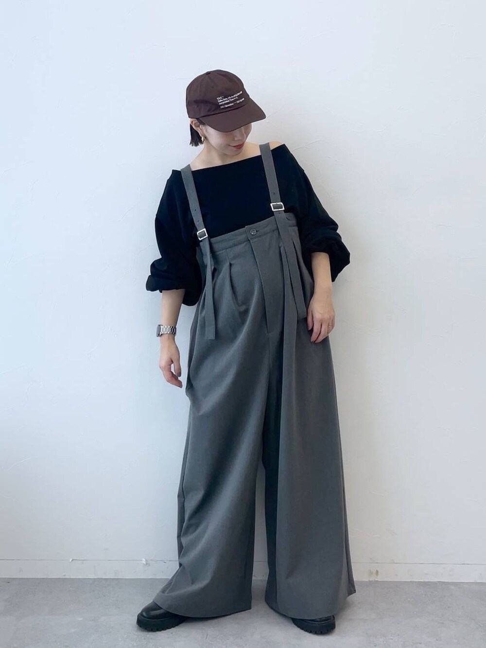 ブラック系のスウェットを着用したレディースの秋コーディネートの2枚目の写真