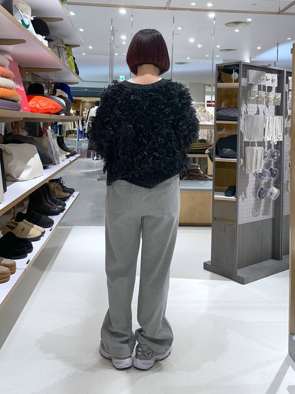 グレー系のその他パンツ、ブラック系のカーディガン/ボレロを着用したレディースの冬コーディネートの4枚目の写真