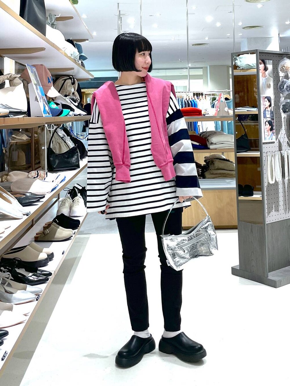 シルバー系のハンドバッグ、ブラック系のその他パンツ、ピンク系のTシャツ/カットソーを着用したレディースの冬コーディネートの5枚目の写真