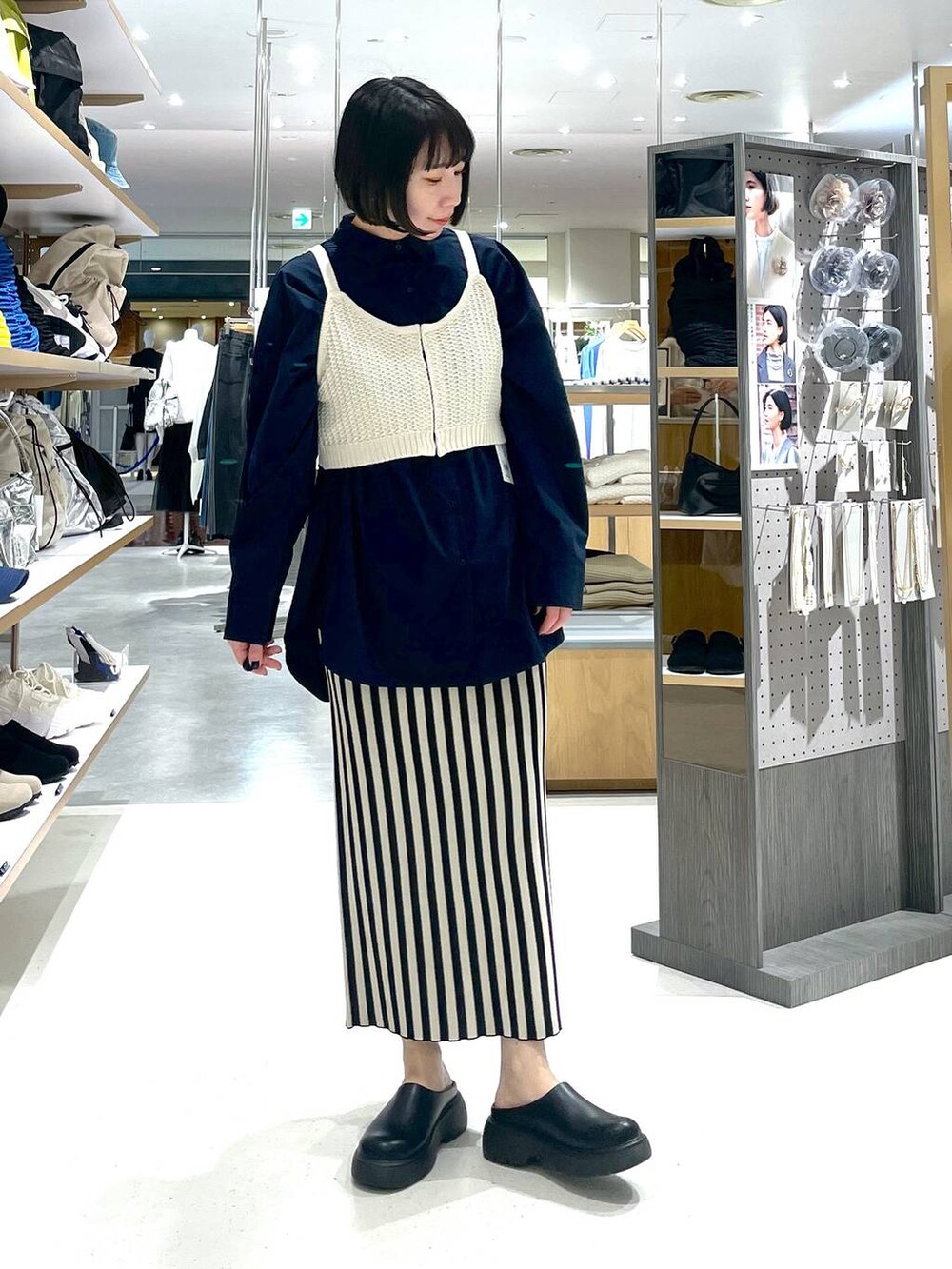 ホワイト系のスカート、ブラック系のその他シューズを着用したレディースの冬コーディネートの5枚目の写真