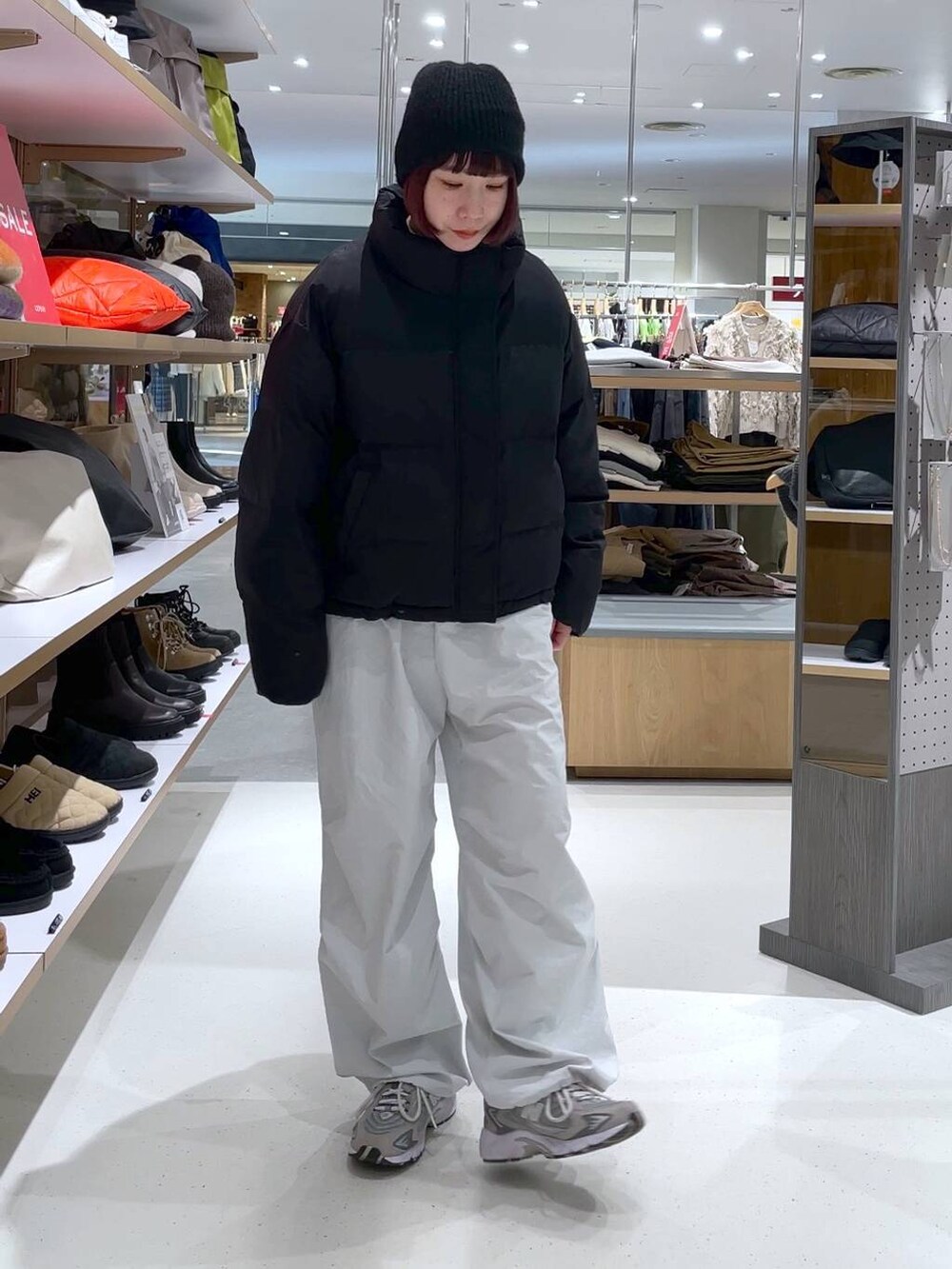 ブラック系のその他アウター、グレー系のその他パンツ、ブラック系のニットキャップ/ビーニーを着用したレディースの冬コーディネートの6枚目の写真