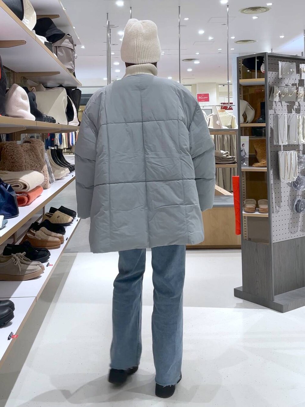 ホワイト系のニット/セーター、ブルー系のその他アウター、ブルー系のデニムパンツを着用したレディースの冬コーディネートの5枚目の写真