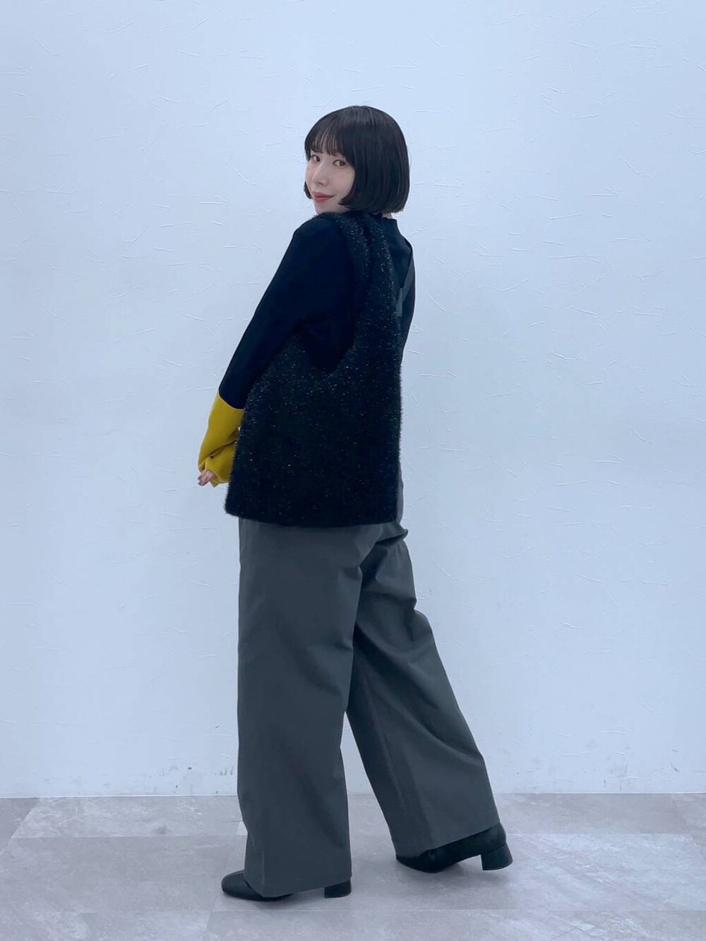 ブラック系のニット/セーターを着用したレディースの秋コーディネートの3枚目の写真