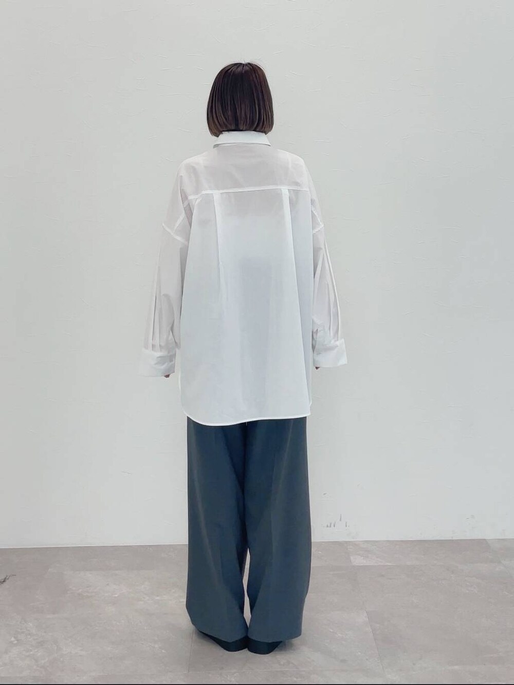 グレー系のその他パンツ、ホワイト系のシャツ/ブラウスを着用したレディースの冬コーディネートの5枚目の写真