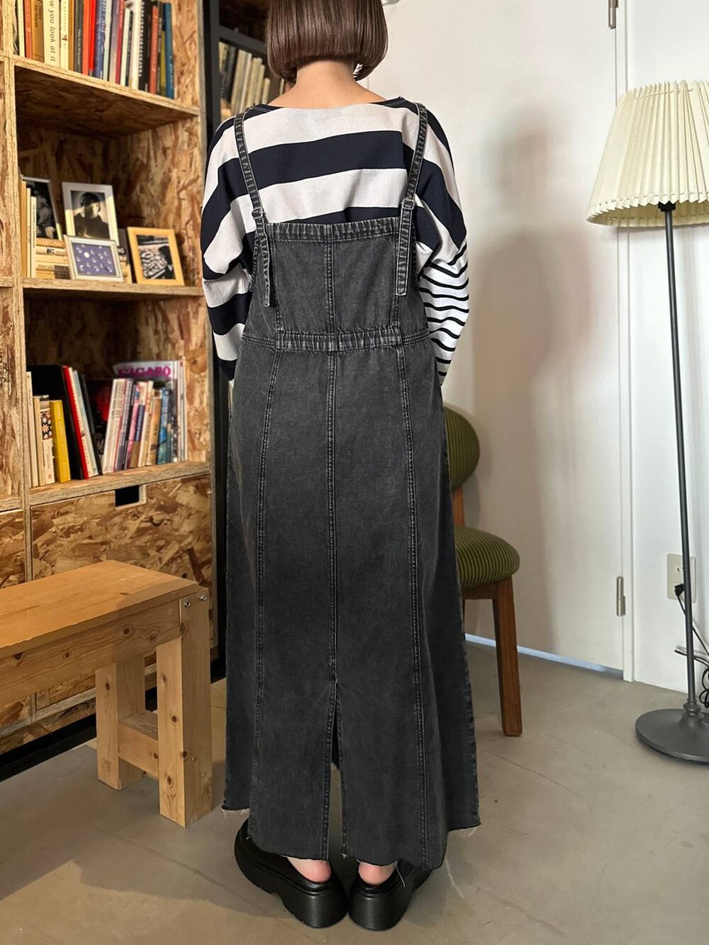 ブルー系のTシャツ/カットソー、グリーン系のカーゴパンツ、ベージュ系のスニーカーを着用したレディースの冬コーディネートの4枚目の写真