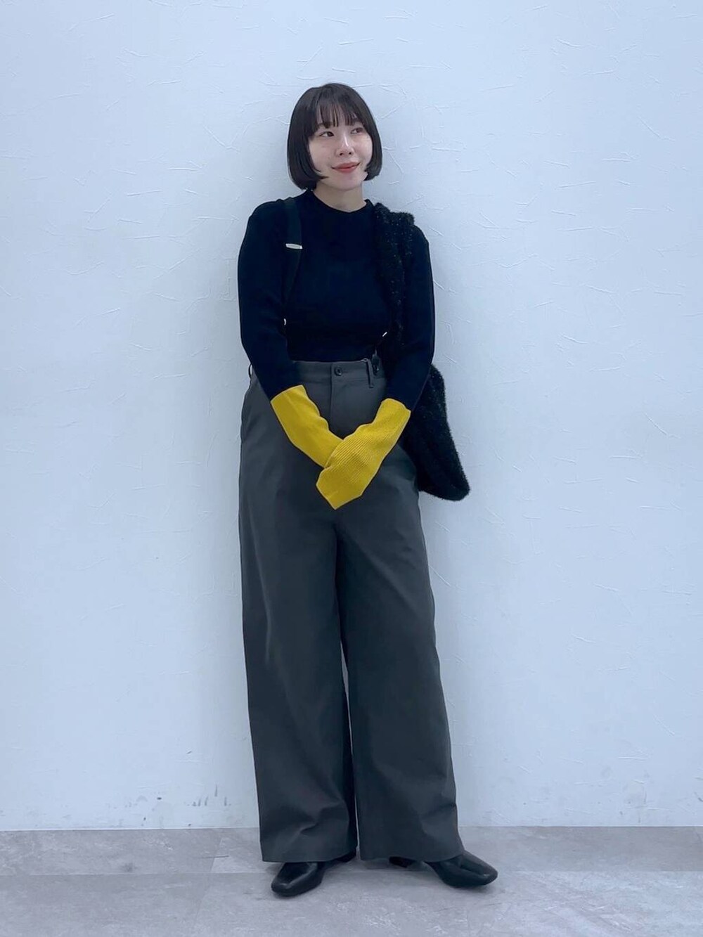 ブラック系のニット/セーターを着用したレディースの秋コーディネートの2枚目の写真