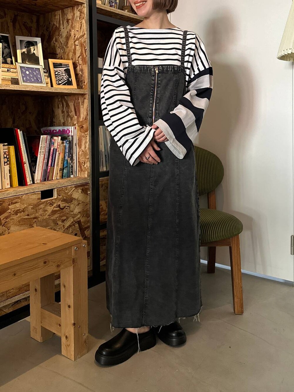 ブルー系のTシャツ/カットソー、グリーン系のカーゴパンツ、ベージュ系のスニーカーを着用したレディースの冬コーディネートの2枚目の写真