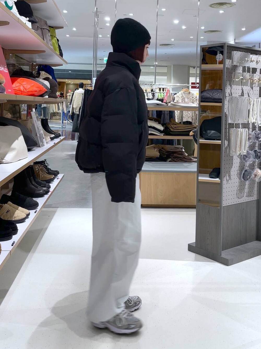 ブラック系のその他アウター、グレー系のその他パンツ、ブラック系のニットキャップ/ビーニーを着用したレディースの冬コーディネートの3枚目の写真