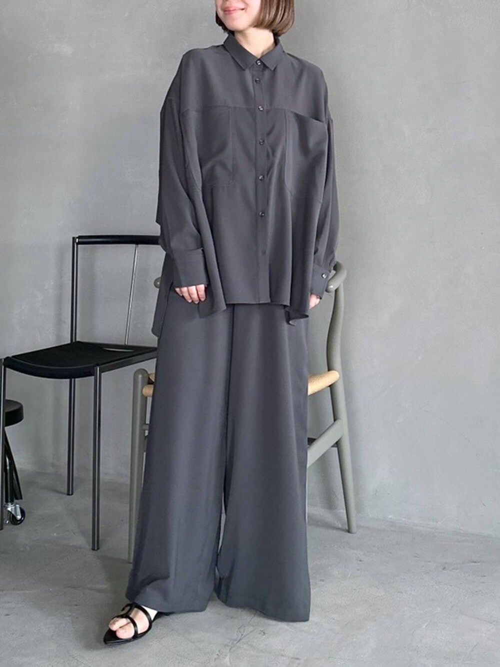 グレー系のシャツ/ブラウス、グレー系のその他パンツを着用したレディースの春コーディネートの2枚目の写真