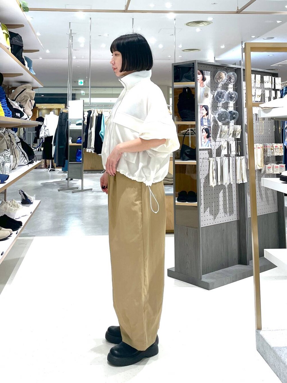 ホワイト系のその他アウター、ベージュ系のその他パンツを着用したレディースの冬コーディネートの4枚目の写真