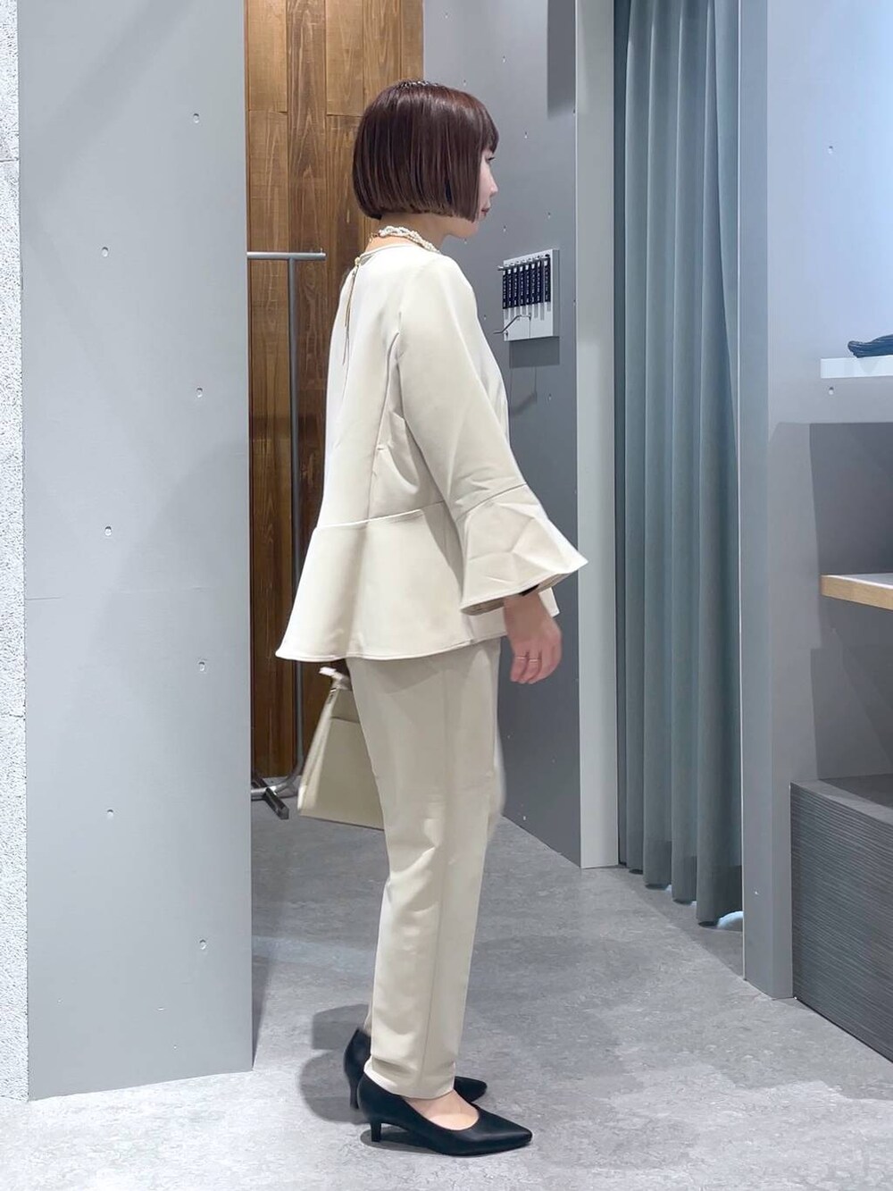 ホワイト系のその他パンツ、ホワイト系のシャツ/ブラウス、ブラック系のショルダーバッグを着用したレディースの冬コーディネートの3枚目の写真