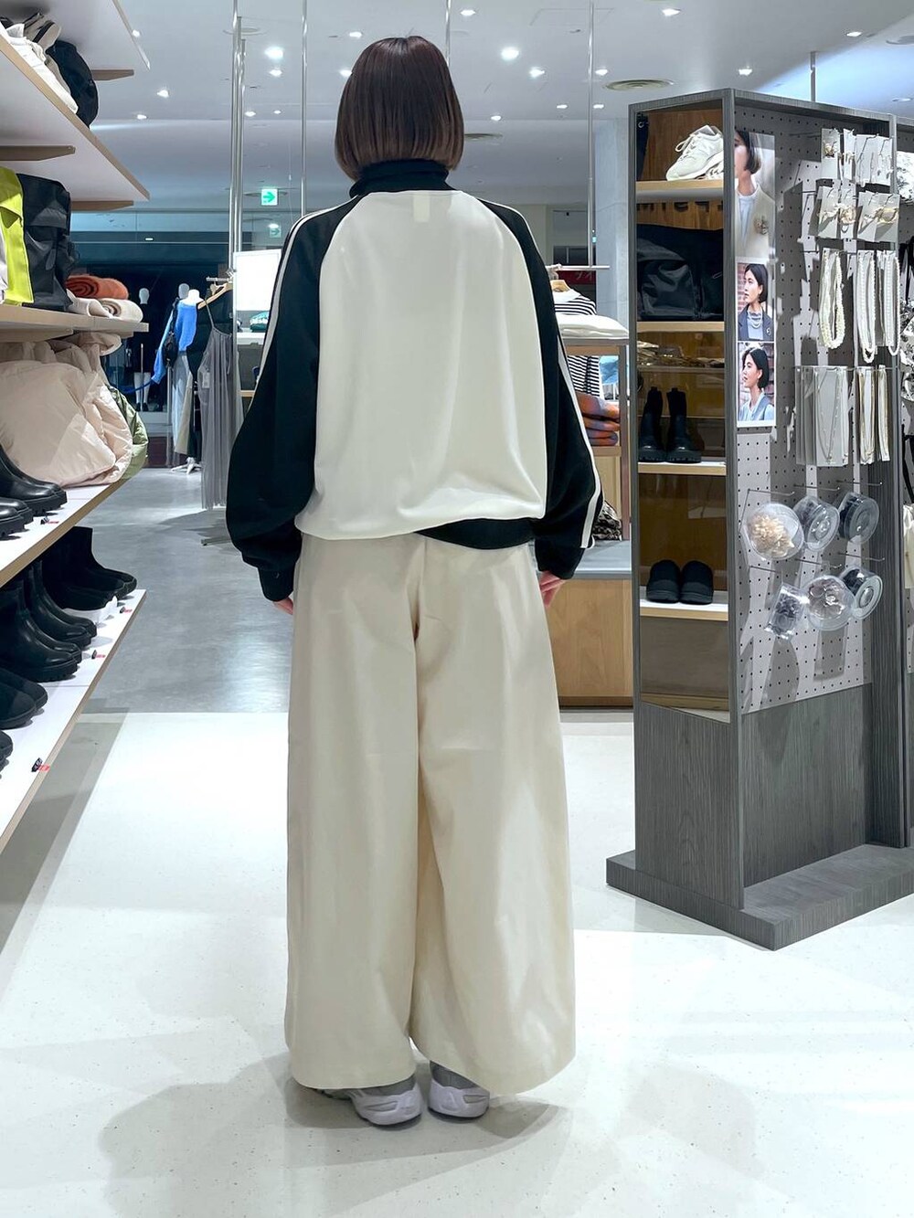 ホワイト系のジャージ、ホワイト系のチノパンツを着用したレディースの冬コーディネートの5枚目の写真