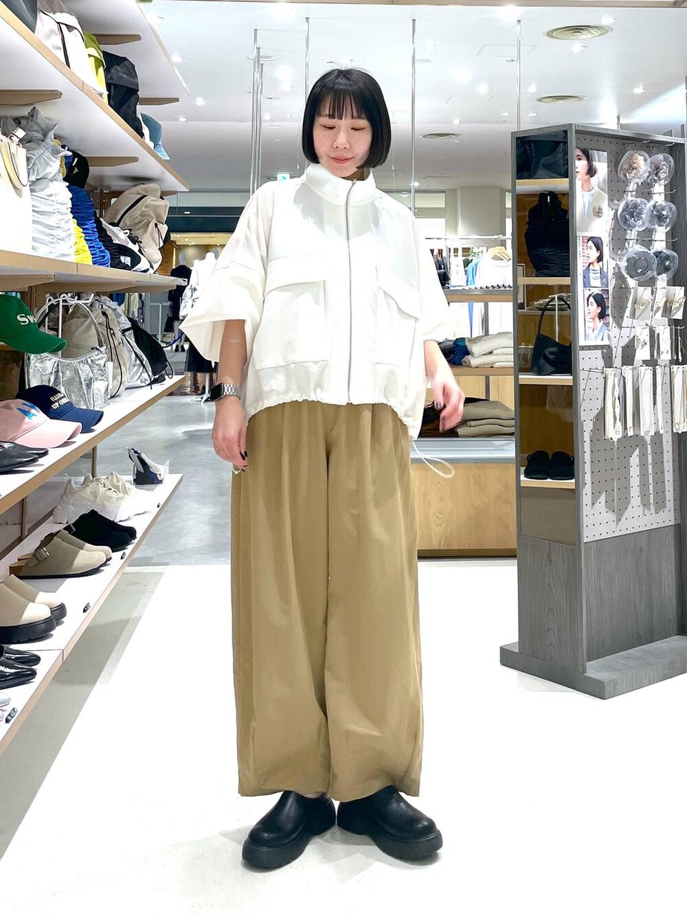 ホワイト系のその他アウター、ベージュ系のその他パンツを着用したレディースの冬コーディネートの6枚目の写真