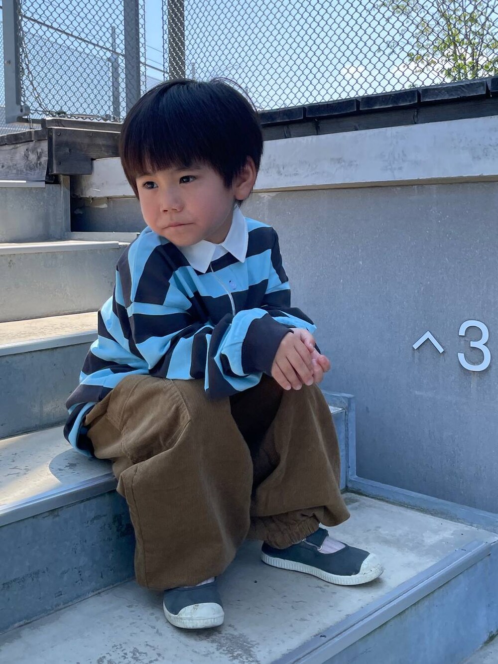 イエロー系のその他パンツ、ブルー系のTシャツ/カットソーを着用したキッズの秋コーディネートの4枚目の写真