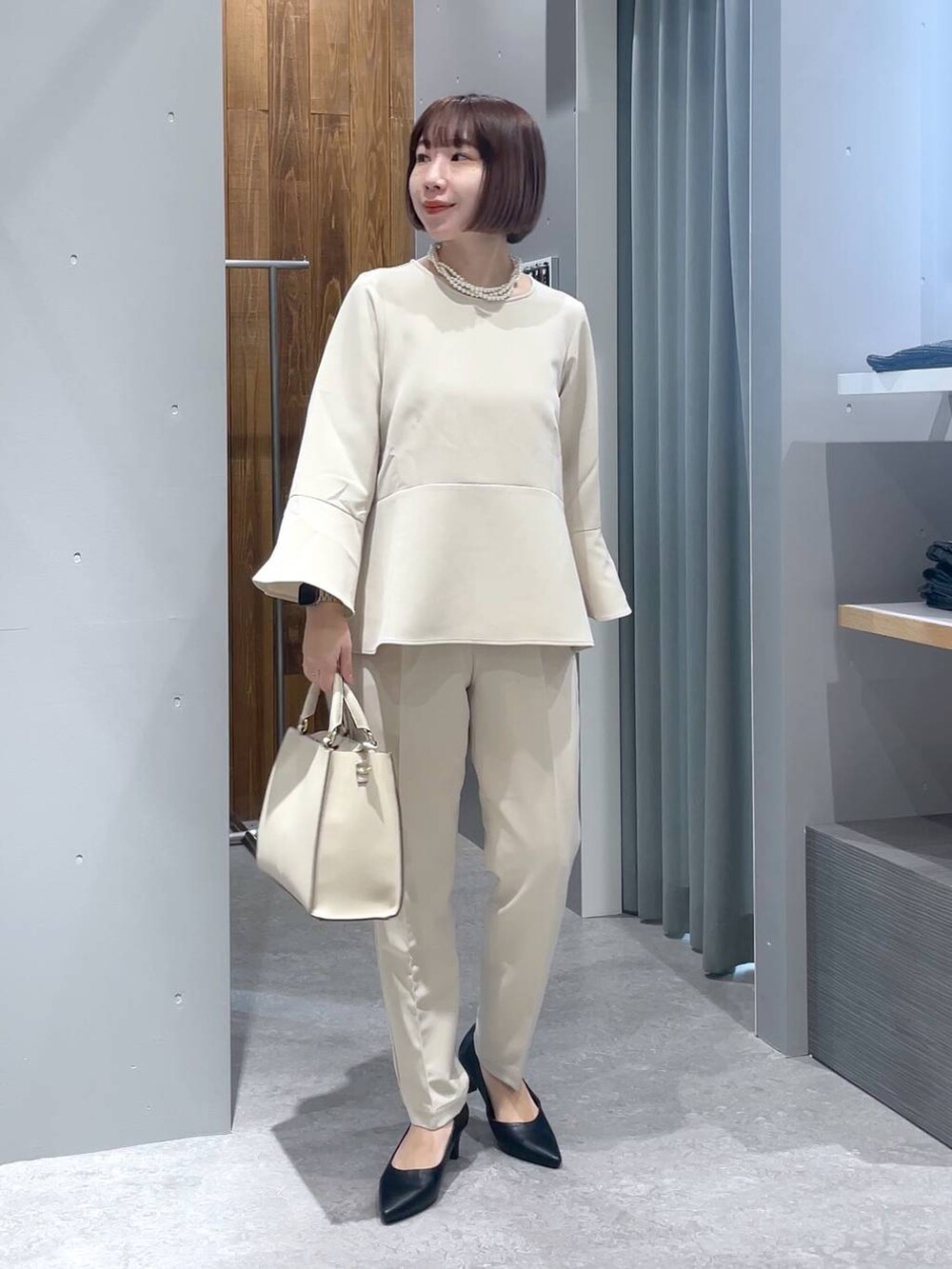 ホワイト系のその他パンツ、ホワイト系のシャツ/ブラウス、ブラック系のショルダーバッグを着用したレディースの冬コーディネートの9枚目の写真