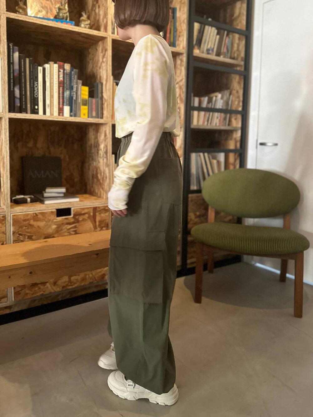 ホワイト系のカーゴパンツ、グリーン系のTシャツ/カットソーを着用したレディースの冬コーディネートの3枚目の写真