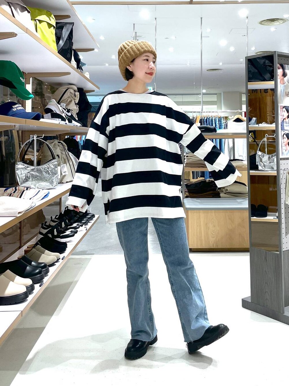 ブラック系のTシャツ/カットソー、ブルー系のデニムパンツを着用したレディースの冬コーディネートの2枚目の写真