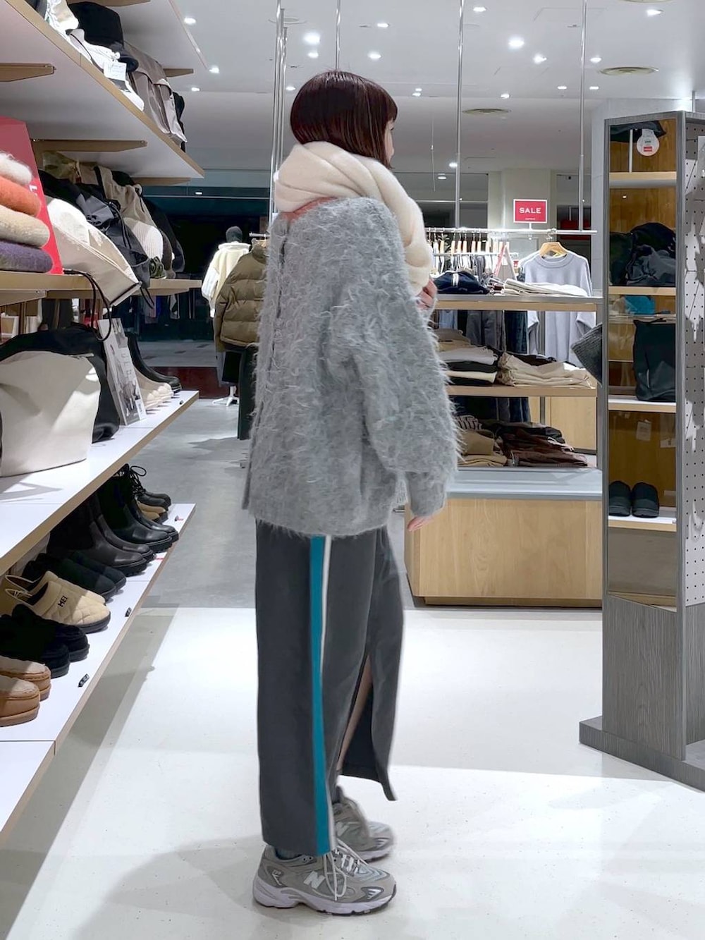 グレー系のカーディガン/ボレロ、グレー系のスカート、ホワイト系のストール/ショールを着用したレディースの冬コーディネートの3枚目の写真