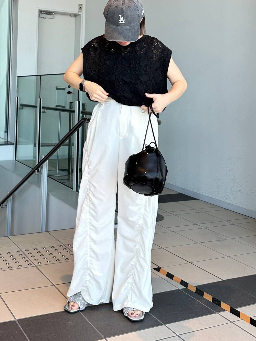 ホワイト系のその他パンツ、ブラック系のTシャツ/カットソーを着用したレディースの夏コーディネートの2枚目の写真