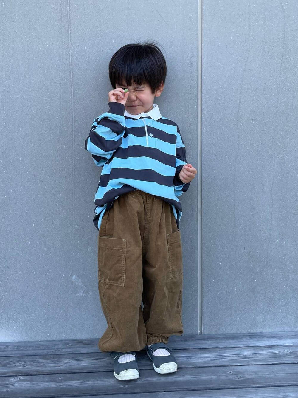 イエロー系のその他パンツ、ブルー系のTシャツ/カットソーを着用したキッズの秋コーディネートの2枚目の写真