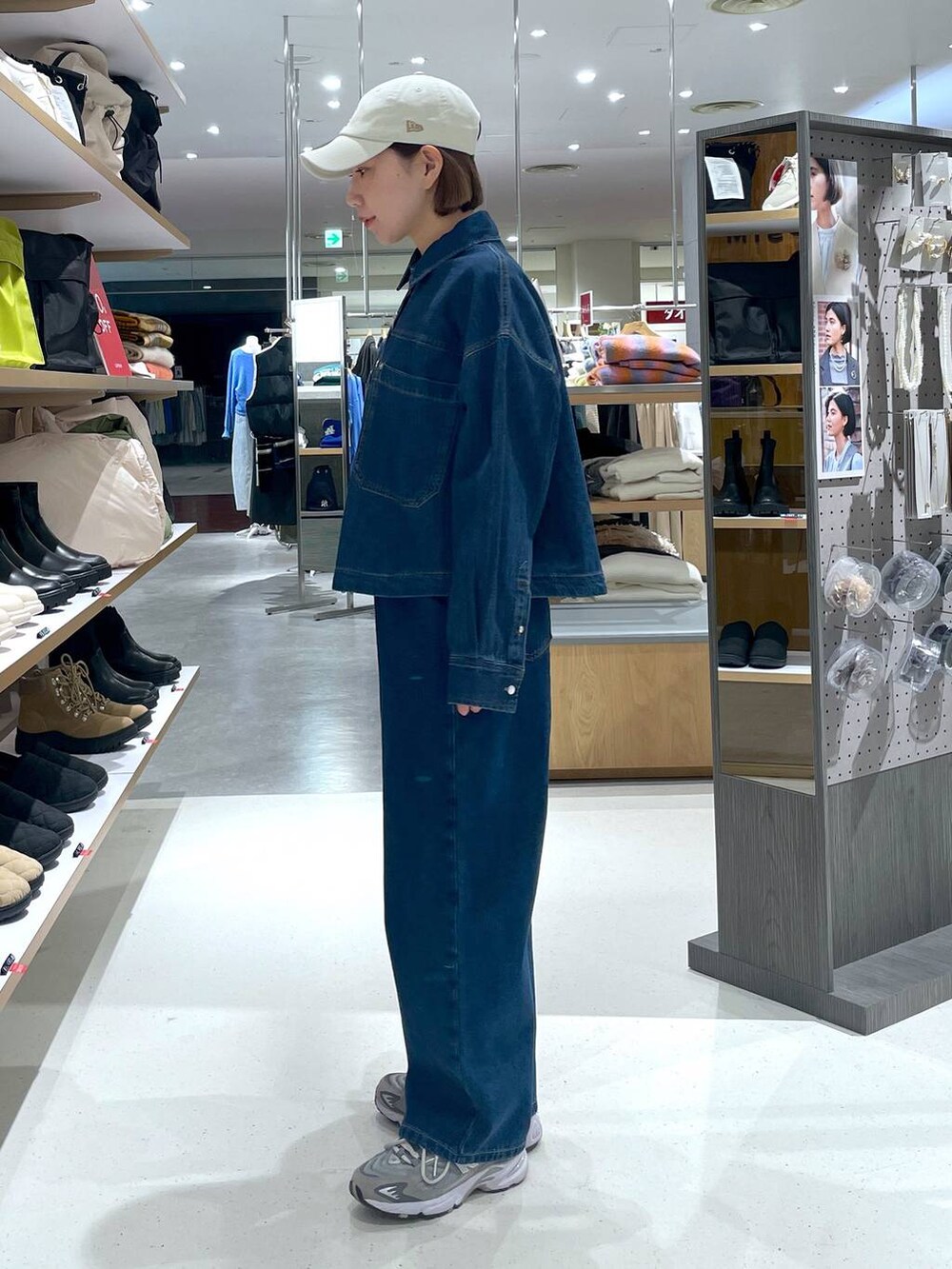 ブルー系のシャツ/ブラウス、ブルー系のデニムパンツを着用したレディースの冬コーディネートの3枚目の写真