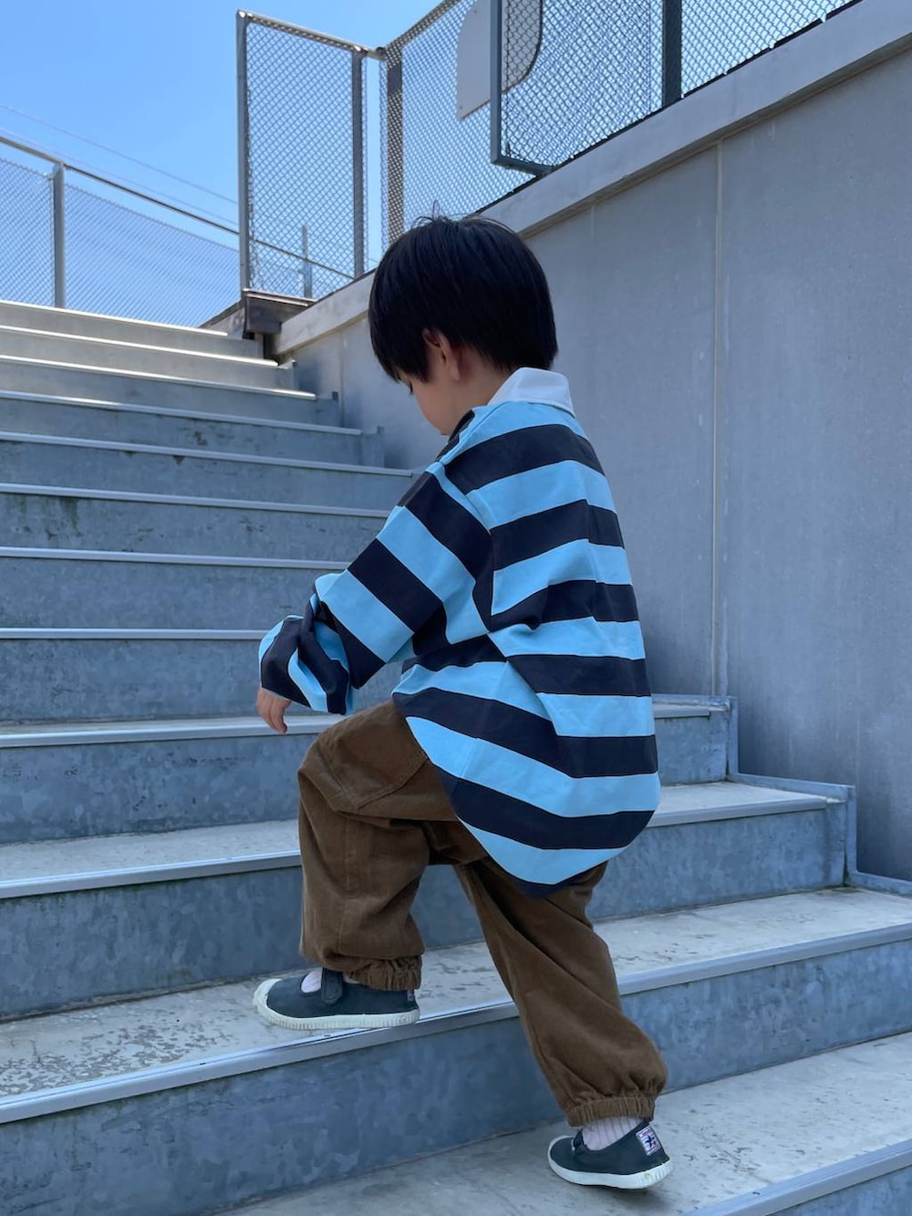 イエロー系のその他パンツ、ブルー系のTシャツ/カットソーを着用したキッズの秋コーディネートの3枚目の写真