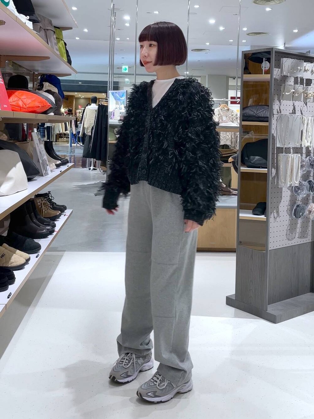 グレー系のその他パンツ、ブラック系のカーディガン/ボレロを着用したレディースの冬コーディネートの3枚目の写真