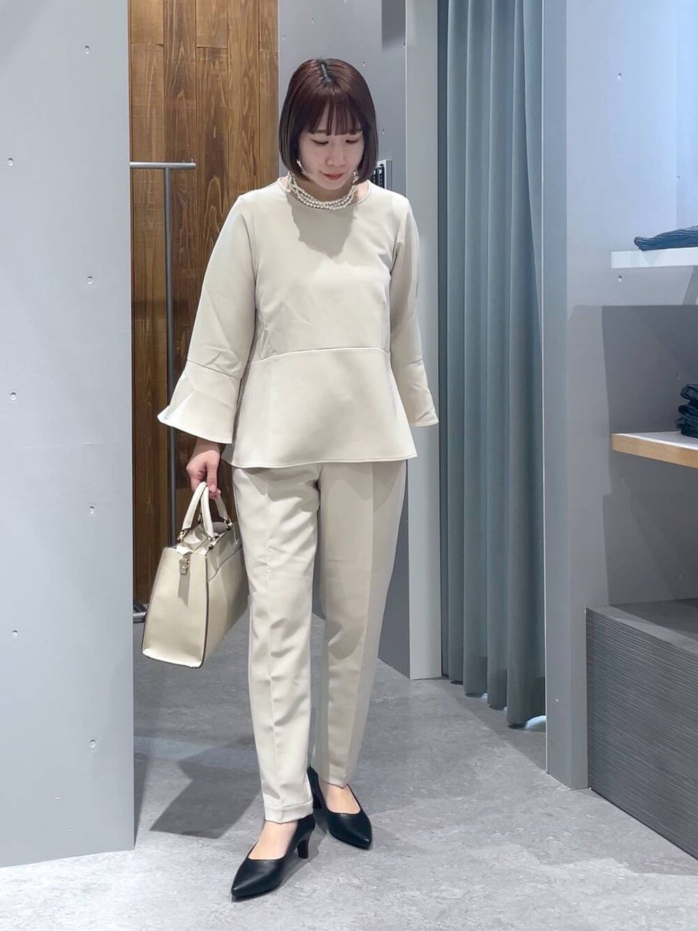 ホワイト系のその他パンツ、ホワイト系のシャツ/ブラウス、ブラック系のショルダーバッグを着用したレディースの冬コーディネートの7枚目の写真