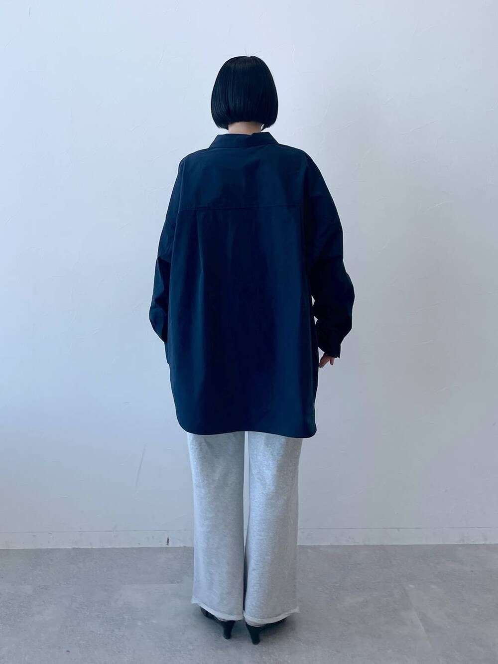 ブルー系のシャツ/ブラウス、ブラック系のパンプス、グレー系のスウェットパンツを着用したレディースの春コーディネートの5枚目の写真