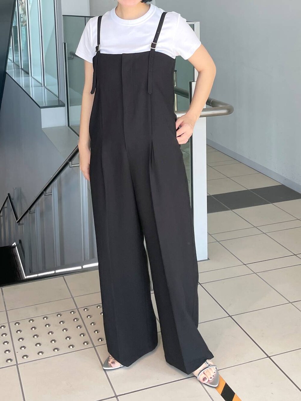 ブラック系のサロペット/オーバーオールを着用したレディースの夏コーディネートの2枚目の写真